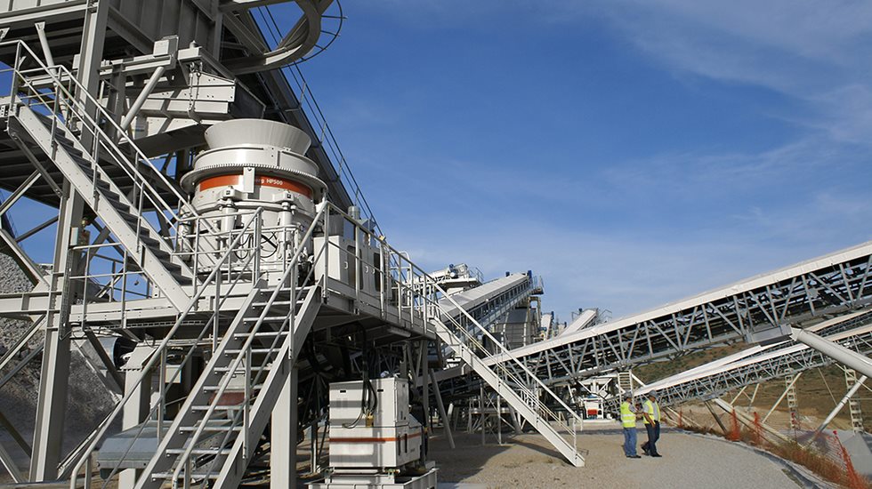 O uso de pó de pedra na recomposição de minerais primários.