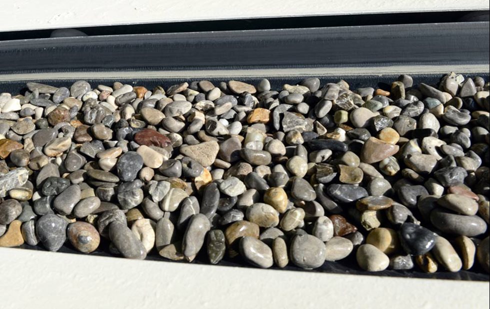 Steinfeld auf einem Förderband von Metso Outotec