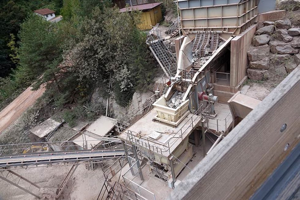 Das Aufgabematerial gelangt in den neuen stationären Vorbrecher, der mit geringer Spaltweite und hoher Leistung betrieben wird.