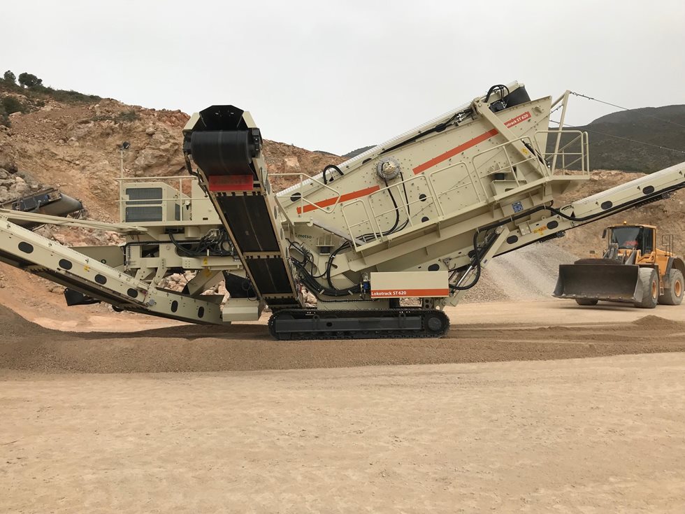 Vista del grupo móvil de cribado Metso ST620 suministrado recientemente a Explotaciones Arrioca