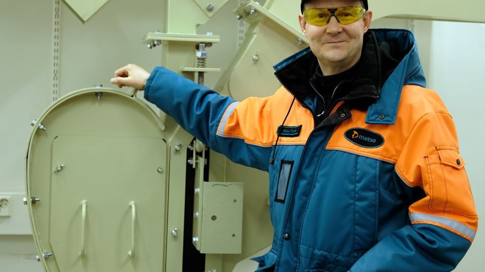 Saku Pursio retratado na frente do equipamento de britador Metso Outotec