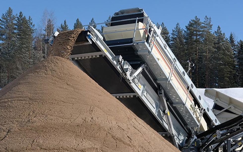 Lokotrack-seula ja kasa seulottua ainesta. 