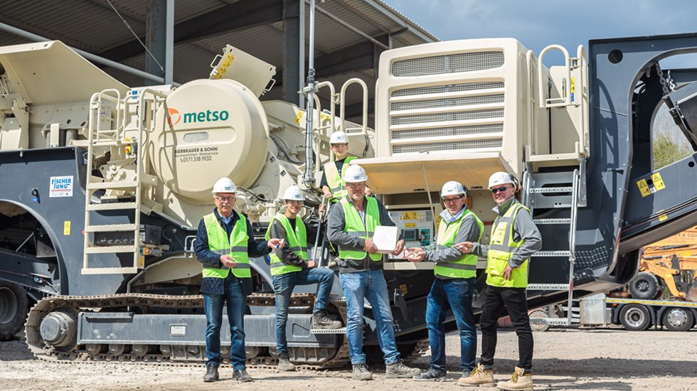 Schamottaufbereitung bei der Bierbrauer & Sohn GmbH, im Hintergrund der mobile Brecher LT106 von Metso Outotec.