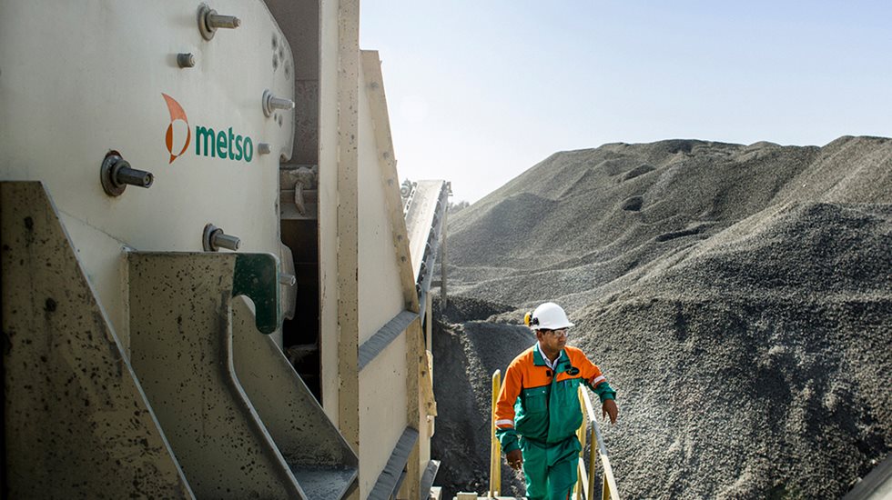 Service-Personal im indischen Werk bei der Kontrolle auf einer Siebe.