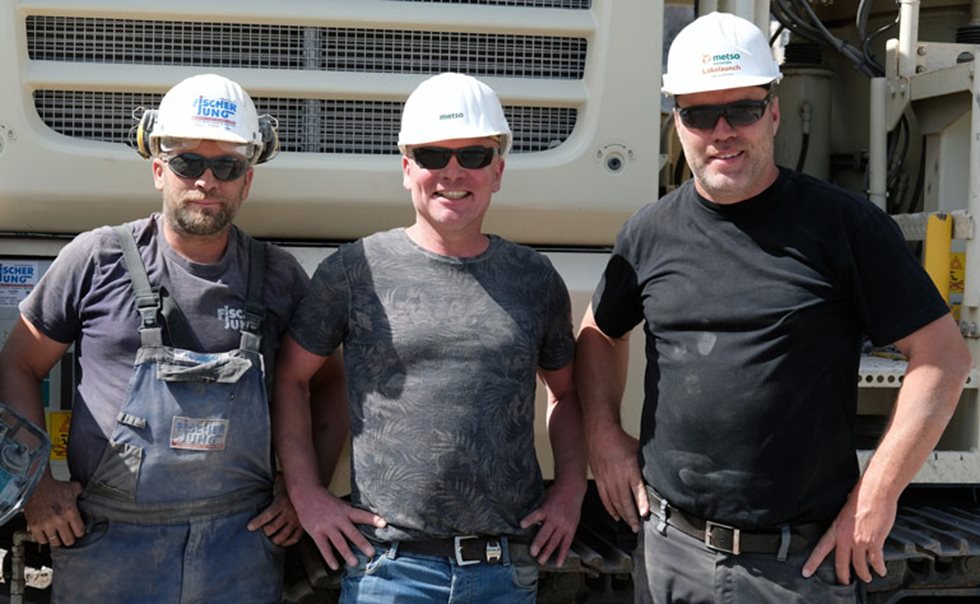 Terratec-Basalt Geschäftsführer Karl-Werner Bierbrauer (rechts) mit Metsos Händlermanager in Deutschland, Hugo van Benthem und Servicetechniker Sven Jansen von Fischer Jung.