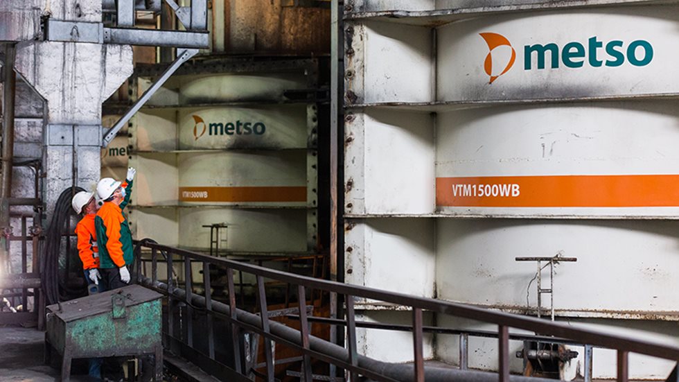 Duas pessoas olhando para os moinhos verticais da Vertimill em uma mina.