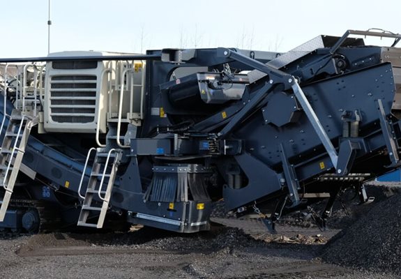 Lokotrack® LT1213™ & LT1213S™ mobile HSI crusher