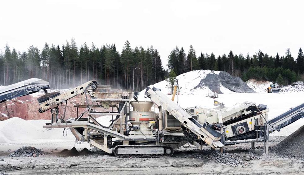 Maailman ensimmäinen teloille asennettu MX-murskain tuottaa lopputuotteesta riippuen 200-400 tonnia kuutiomaista mursketta tunnissa.