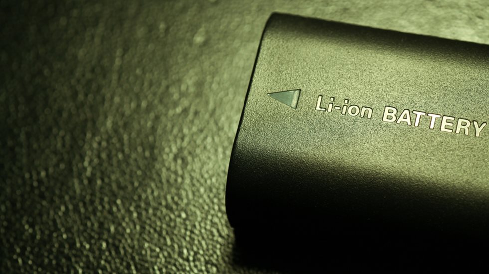 O uso das baterias de lítio mostra o porquê do nome petróleo branco, pois é usada nos smartphones e nos carros elétricos.