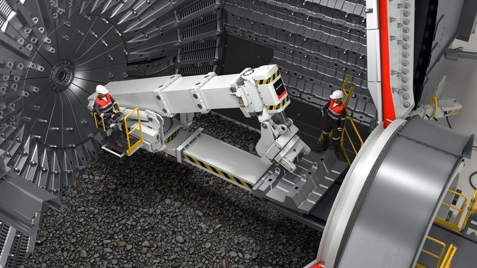 Équipement Metso Outotec et son équipe au travail à l'intérieur d'un moulin