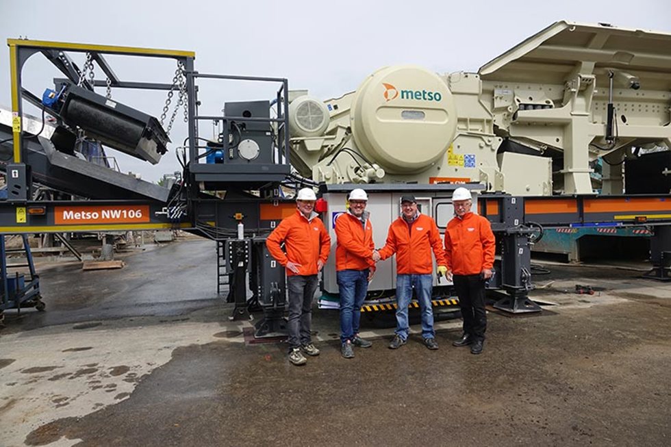 Vor dem elektrisch angetriebenen radmobilen Nordwheeler: (von links) Hugo Van Benthem (Metso Deutschland), Ralph Phlippen (Fischer-Jung Aufbereitungstechnik), Joachim Schnock (Hückelhovener Bauschutt-Recycling), Egon Plew (Fischer-Jung Aufbereitungstechnik).