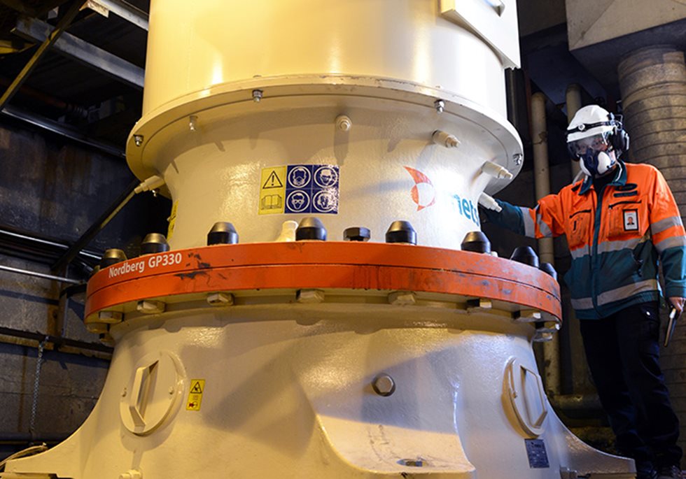 O gerente de manutenção de campo Matti Salminen garante que a instalação do britador de cone GP330 corra de acordo com o planejado.