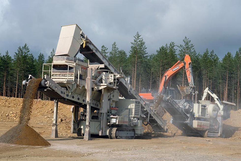 Uuden, kaksivaiheisen leuka- ja kara-seulalaitoksen tavoitteena on murskata vuodessa noin puolen miljoonan tonnin ainekset.