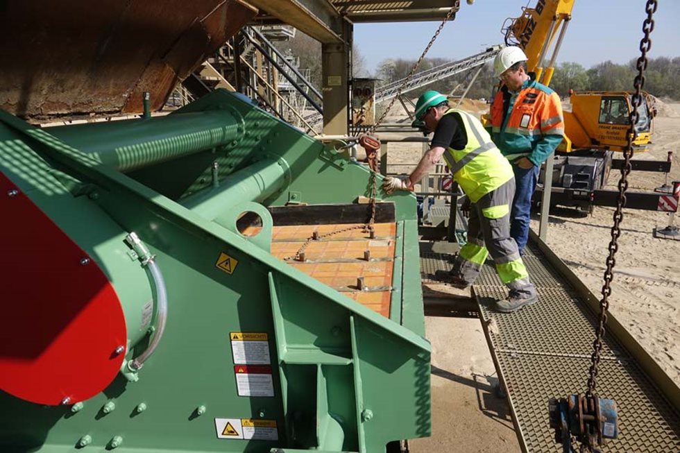 Karl-Heinz Schürmann von der Qualität und Ausdauer der Pendelrollenlager seiner alten