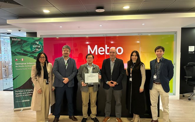 Líderes de distintas áreas de Metso Perú recibiendo el certificado de las manos de Fernando Martínez, Gerente General de Alivo Renting