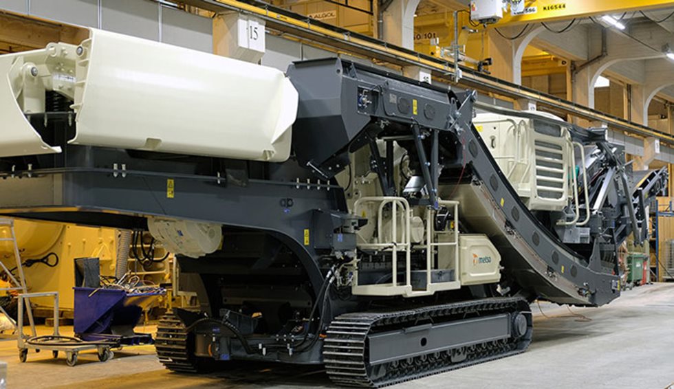 Der NP1213M Prallbrecher an Bord der Lokotrack kann große Kalksteinblöcke