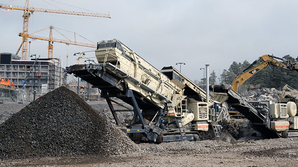 Harvoin on uusilla murskauslaitteilla niin vauhdikasta tulikastetta, kuin E. Hartikaisen diesel-sähkökäyttöisillä Lokotrack.