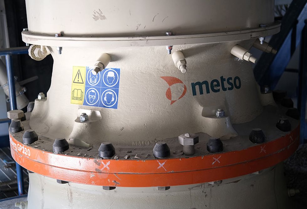 Hopeamalmin välimurskaus tehdään Nordberg GP220-karamurskaimella, jonka läpi menee tunnissa noin 170 tonnia syötettä.