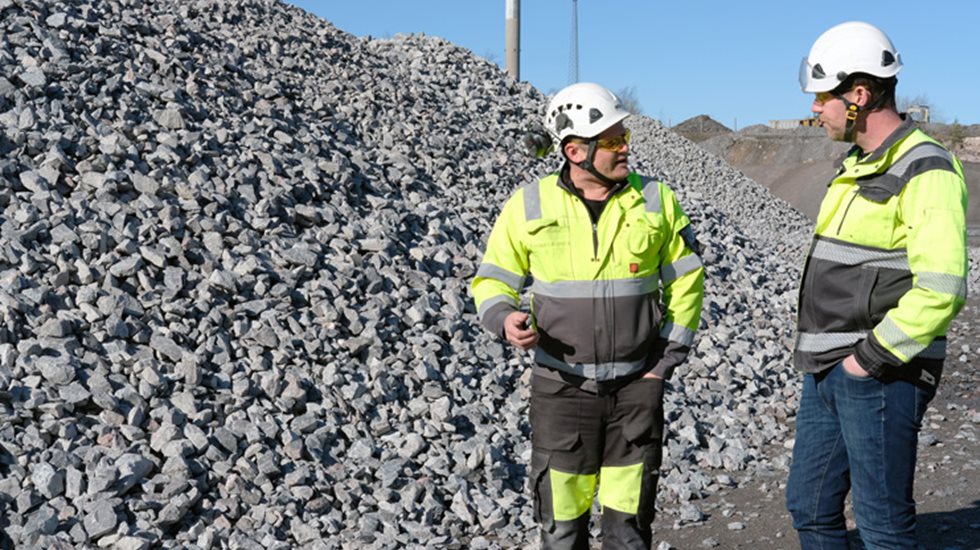 Ruduksen tuotanto- ja kehitysjohtaja Kimmo Leppikangas (oik.) ja Inkoon laitoksen työmana päällikkö Jan Hammarström tutkimassa laivausta odottavaa merisepelikasaa.