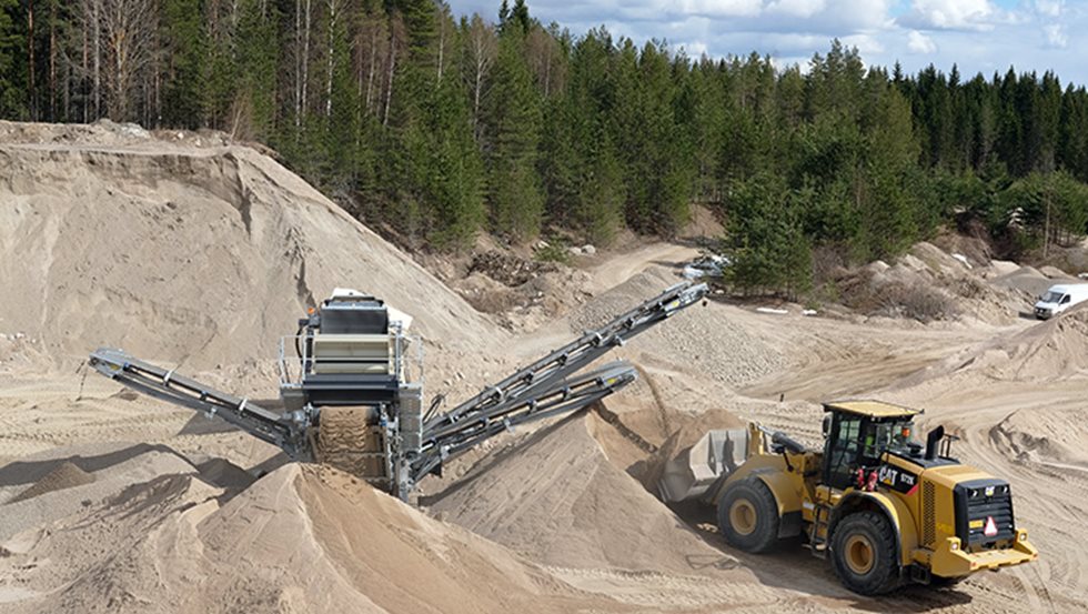 Lokotrack-seula ja pyöräkuormaaja louhoksella.