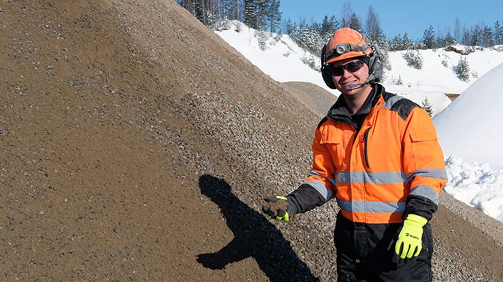 Aurinko paistaa ja mursketta syntyy. Toimitusjohtaja Lauri Lintusen esittelemässä 0-16 mm:n lajikkeessa myös kuutiomaisuus on kohdillaan.