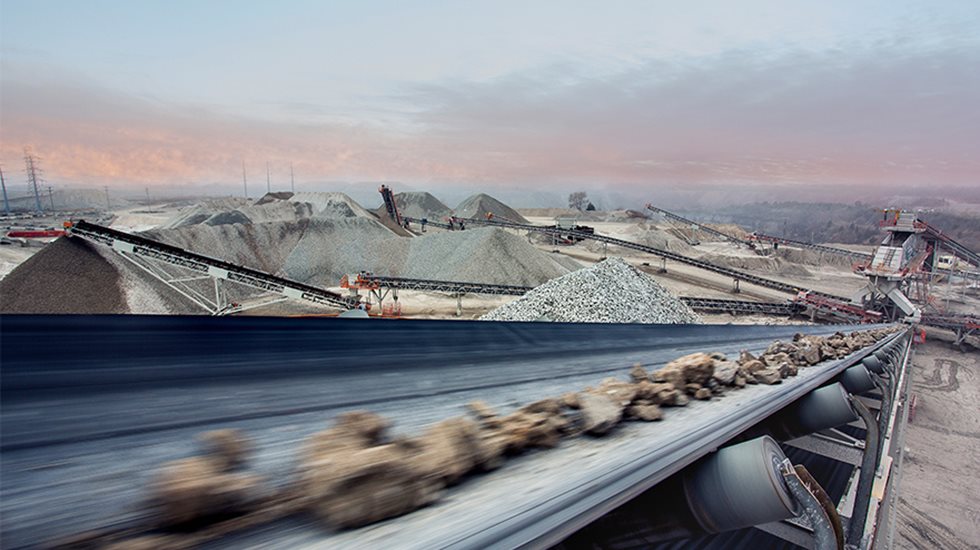 Bild eines Förderers, der Steine überträgt