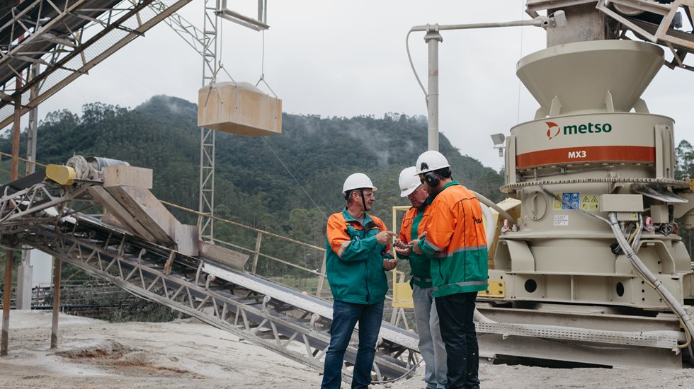 Three Metso employees in front of MX3 crusher at Calwer Quarry