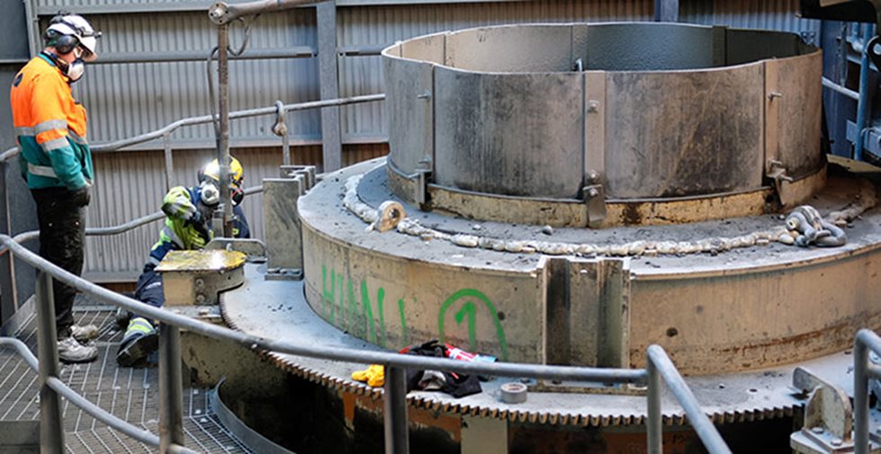 Boliden Kevitsan toiseen MP800-kartiomurskaimeen asennettiin huollon yhteydessä kestoikää lisäävä, kumikeraaminen suojalevy.