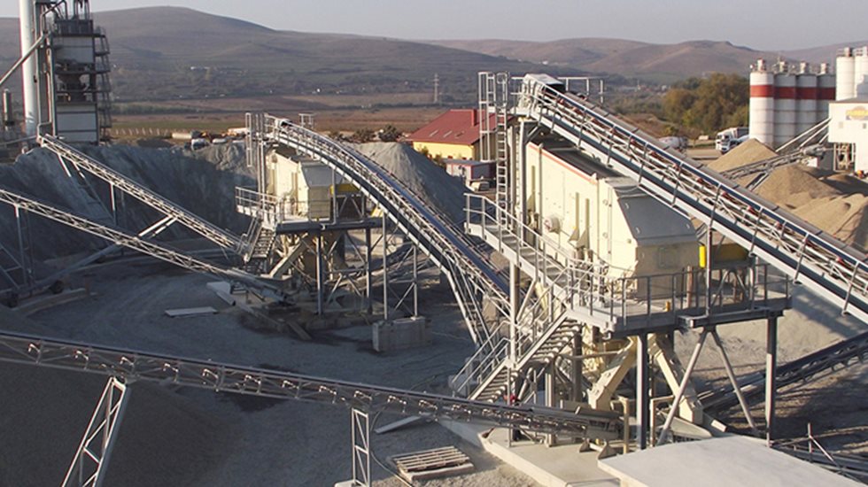 Vue sur les cribles et convoyeurs PREMIER sur le site de Florea Grup.