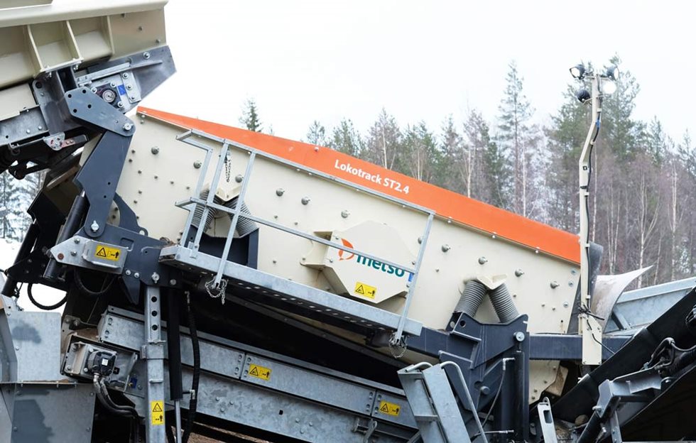 Kooltaan 3,6 x 1,5 metrin kaksitasoseula käsitteli hyvin leukamurskaimelta tulevan syötteen.