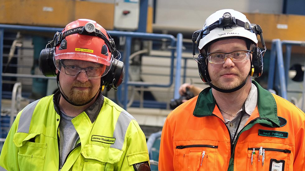  Rikastamon päällikkö Jarmo Huuskonen (vas.) ja Metson aluemyyntipäällikkö Sauli Pekkala seuraamassa malmin prosessointia siistissä rikastamossa.