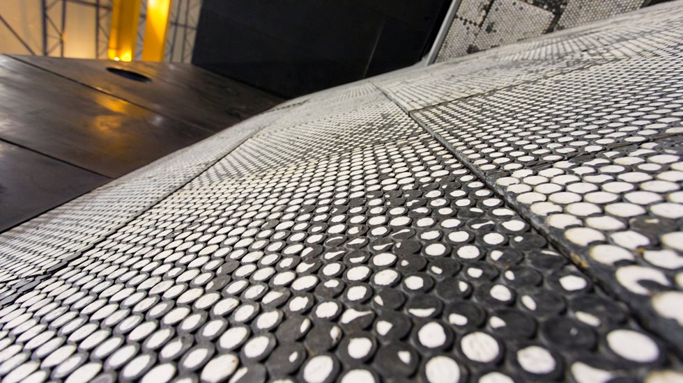 A elasticidade da borracha e dureza da cerâmica dos revestimentos da linha Poly-Cer.