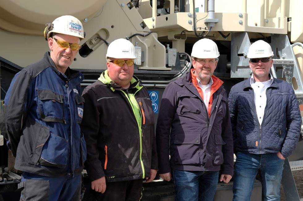 Markus Scheer als Maschinenführer und Volker Scheer als LKW-Fahrer und ihre Kollegen