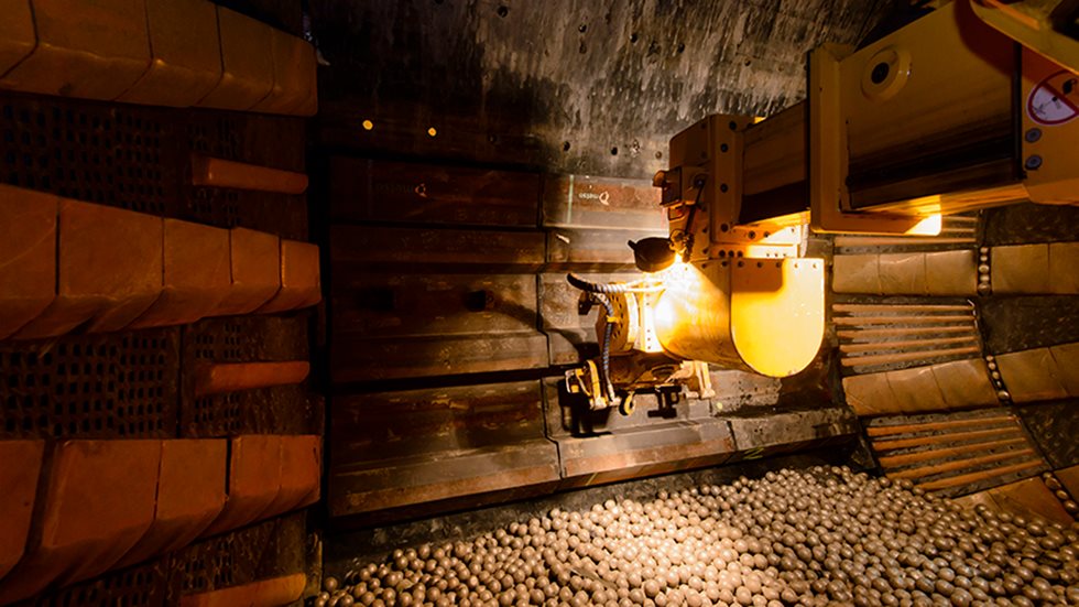 Megaliners sendo instalados com uma máquina dentro da fábrica.