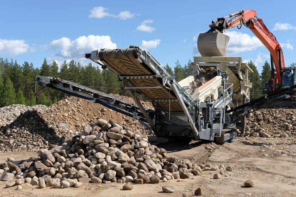 Maailman ensimmäinen täryvälpällä varustettu Lokotrack ST2.8 -mobiiliseula sai ensikasteen maisemakivien seulonnassa Vehmersalmen Ritoniemessä. Kivistä sorapenkkaa seulalle syöttämässä Pekka Kankkunen.