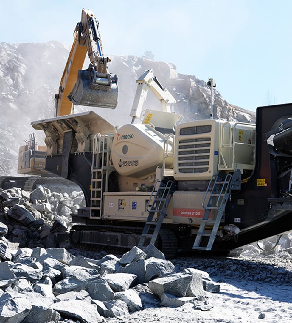 LT120E JK Sorajalosteen työmaalla.