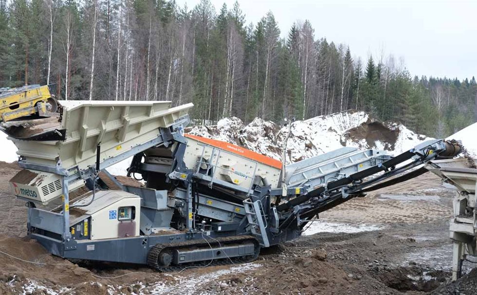 ST2.4-seulan ylite ohjattiin tällä kertaa sivukuljettmella LT300GPD:n, LT220D:n ja ST358:n käsittelyyn.