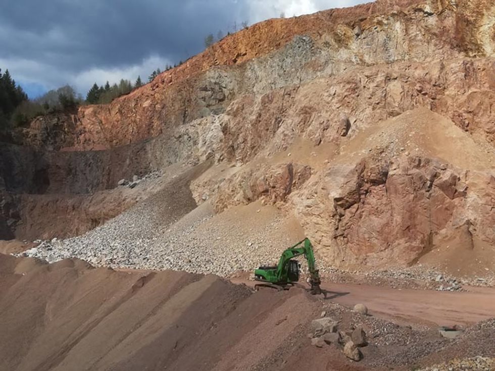 Die breite Farbpalette im Granitsteinbruch der Kimo GmbH erkennt man schon aus der Ferne.