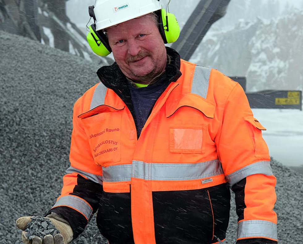 Toimitusjohtaja Rauno Jaakonsaari esittelee Parma Oy:n betoniteollisuudelle valmistettavaa, kooltaan 8-16 mm:n betonilajiketta.