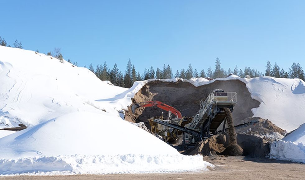 Parinkymmenen asteen pakkanen ja tuima tuuli eivät säikäytä LL Companyn murskaustiimiä.