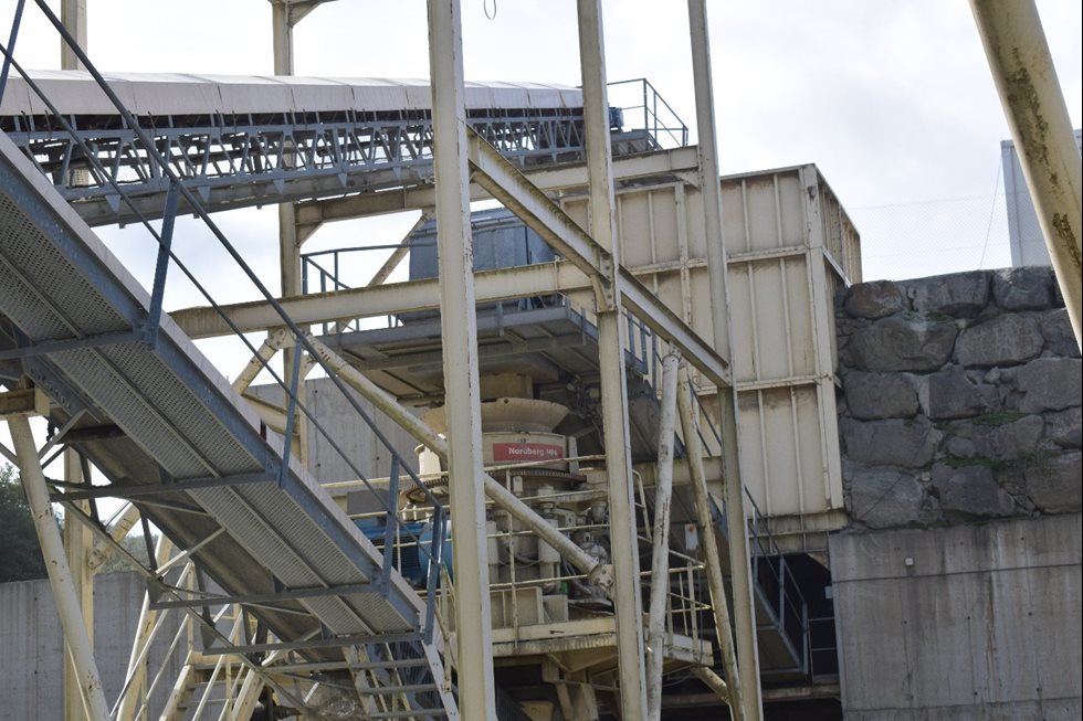 Concasseur à cône Nordberg HP4 installé sur un site.