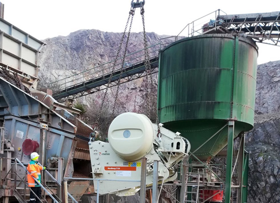 Einpassen des neuen stationären Nordberg C120 Backenbrechers in den vorhandenen Stahlbau.