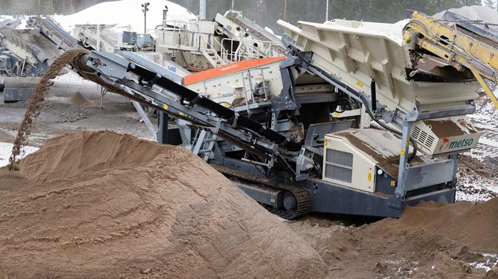 Pieni mutta pippurinen. Lokotrack ST2.4 -seulan kapasiteetti todettiin Suonenjoella riittäväksi, vaikka materiaalivirrat ohjattiin poikkeuksellisesti kulkemaan vain sivukuljettimia pitkin.