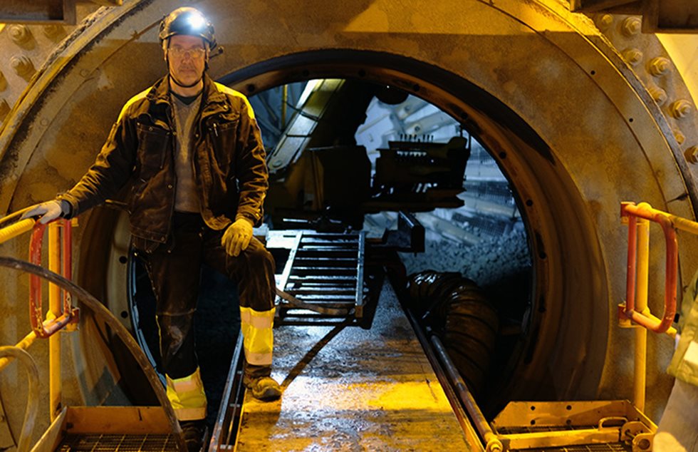 Markku Lehto, Mining Service Manager at Metso, at the feed opening of the grinding mill. 