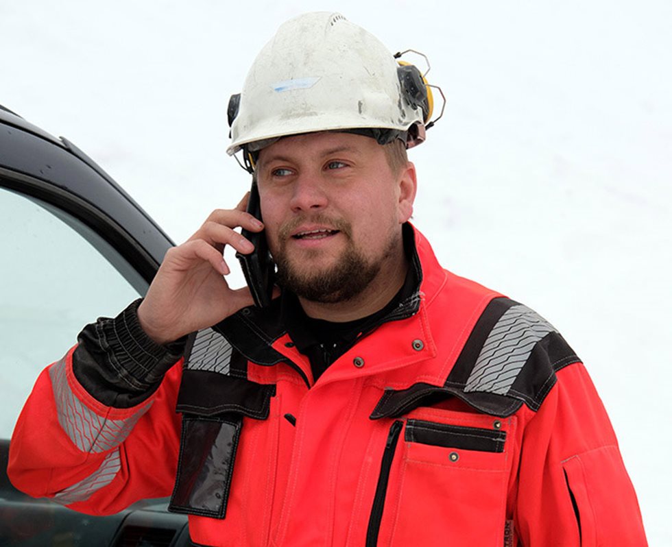 Veljekset Kokkonen Ky:n Juha-Pekka Kokkonen pystyy Metson ST2.8-seulan hankinnan jälkeen palvelemaan asiakkaitaan entistä monipuolisemmin