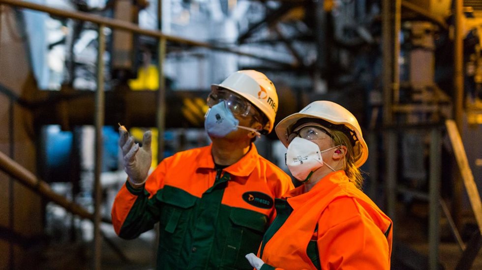 Dos personas en la mina