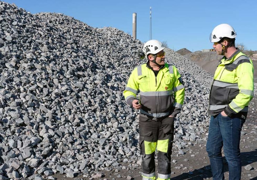 Ruduksen tuotanto- ja kehitysjohtaja Kimmo Leppikangas (oik.) ja Inkoon laitoksen työmana päällikkö Jan Hammarström tutkimassa laivausta odottavaa merisepelikasaa.