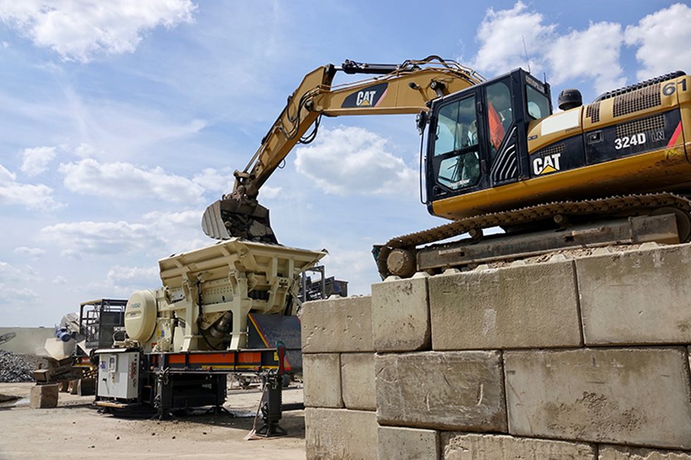 Um den Brecher zu versorgen, steht der Bagger auf einer speziell fertiggestellten Rampe.