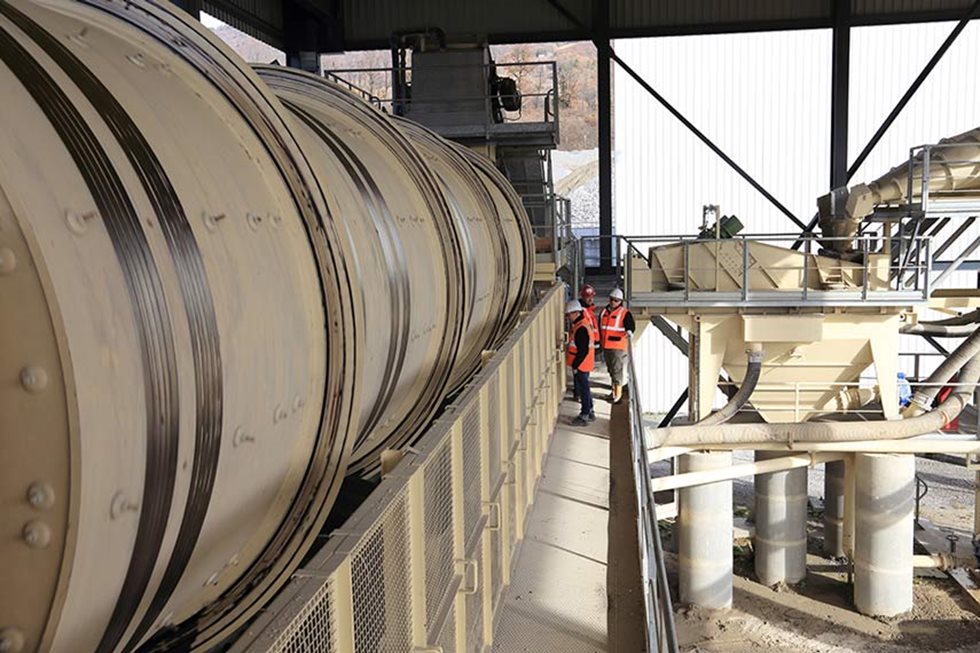 Metso LD30120™ Waschtrommel in einem Steinbruch mit drei Personen abgebildet.