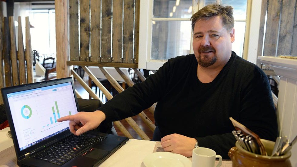 Työtekijä voi tarkistaa keskeiset Lokotrack® LT330D™-laitoksen toimintaan liittyvät tiedot lähes reaaliaikaisesti